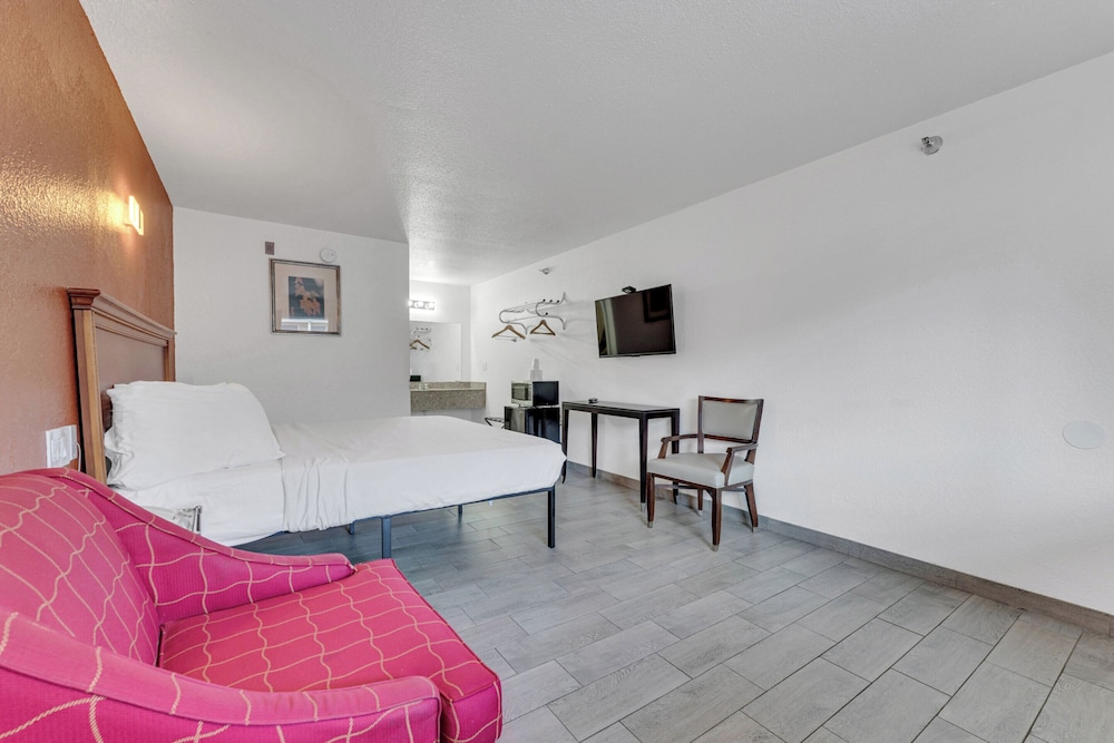 Standard Room, 1 King Bed, Non Smoking, Refrigerator & Microwave - Photo 7
