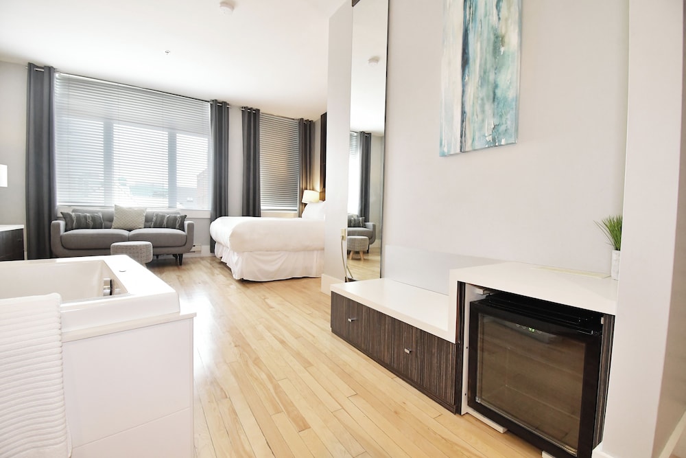 Junior Suite, 1 King Bed, Bathtub photo 2