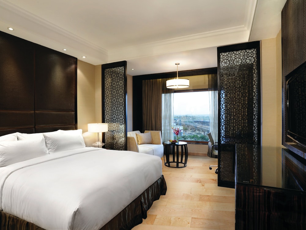 Standard Room, 1 King Bed, Business Lounge Access - Photo 3