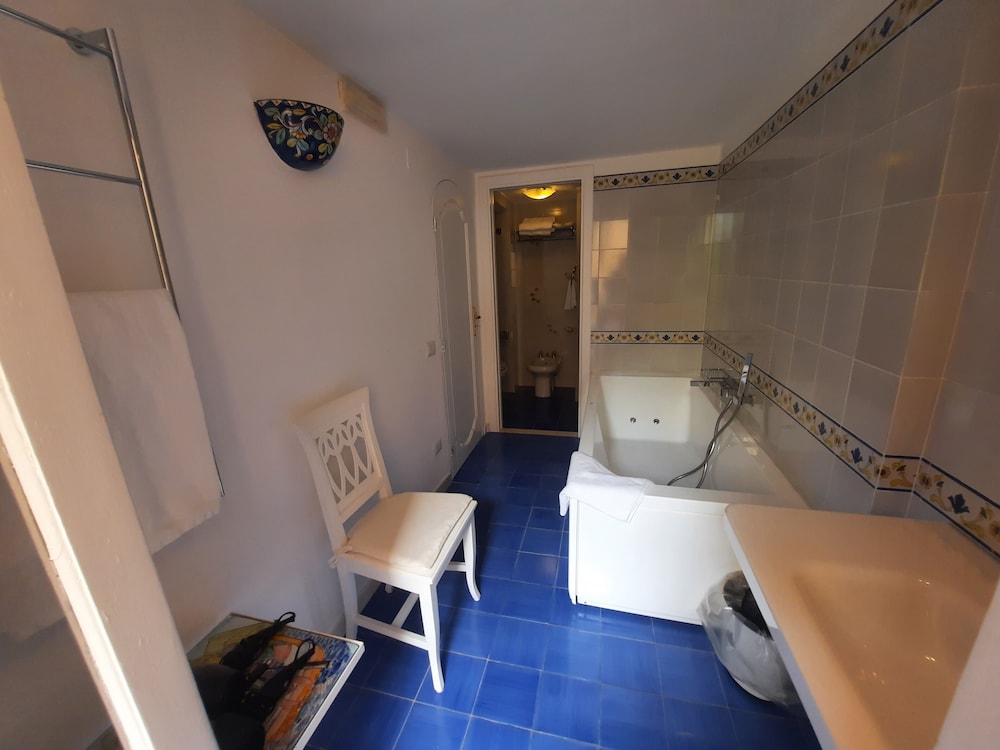 Comfort Room, 1 King Bed, Hot Tub, City View photo 3