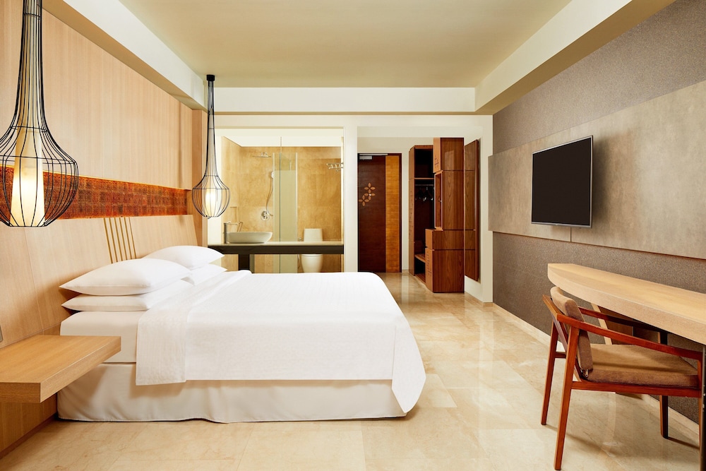 Deluxe Room, 1 King Bed, Courtyard View photo 2