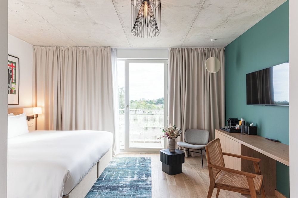 Standard Room, 1 King Bed, Balcony (Super King) - Photo 4