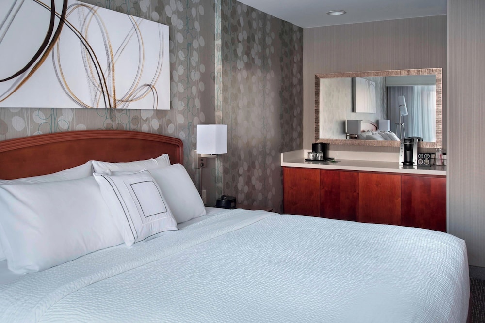 Room, 1 King Bed (Mobility Accessible, Tub) - Photo 3