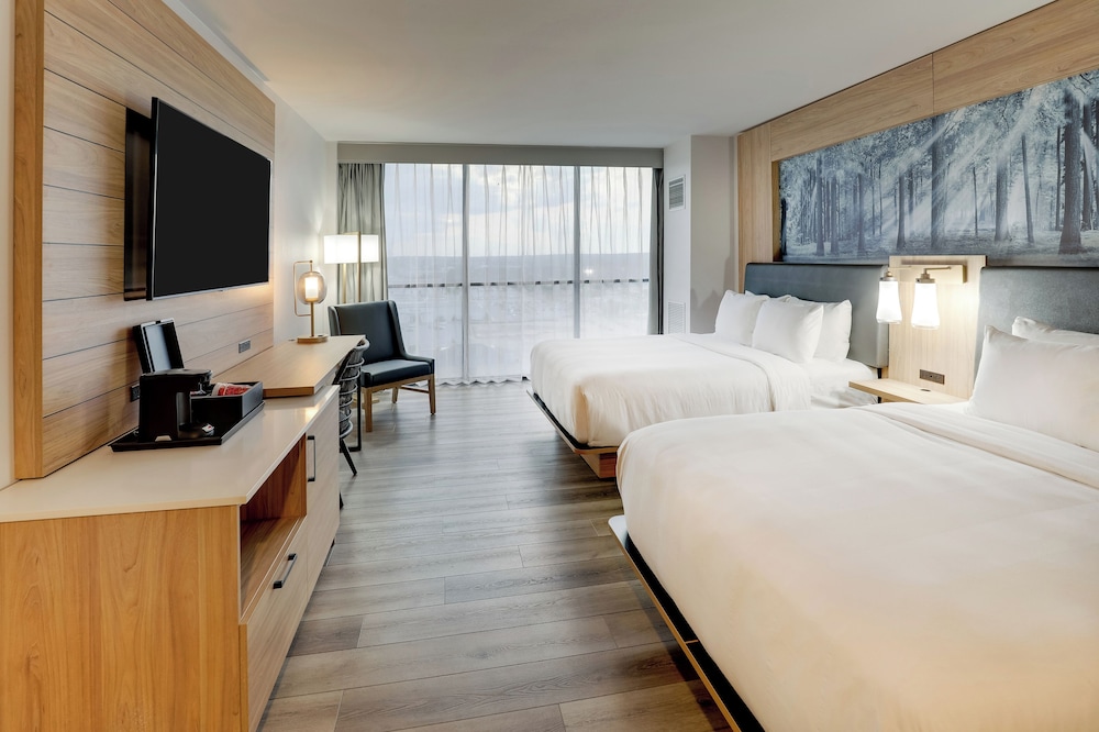 Room, 2 Queen Beds - Photo 9