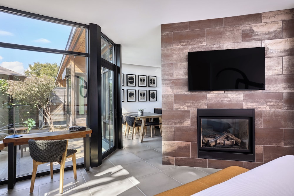Suite, 1 Bedroom, Mobility Accessible (Tufa) - Photo 7
