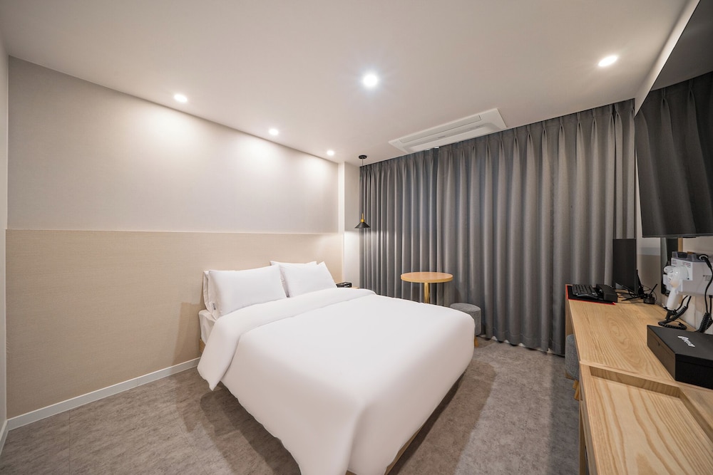 Standard Double Room, 1 Queen Bed, Non Smoking, Private Bathroom (Self Check-in)