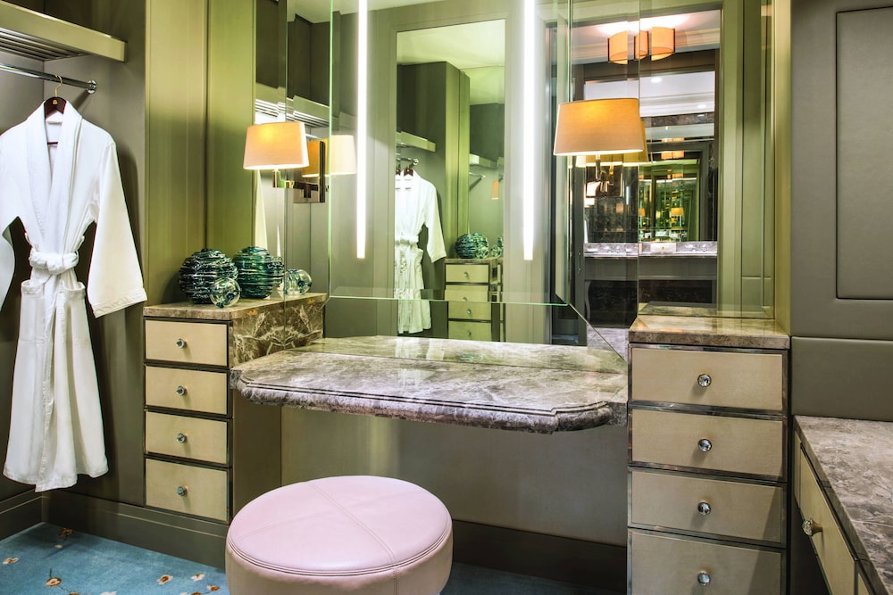 Suite with One King Bed (Non Smoking) photo 1