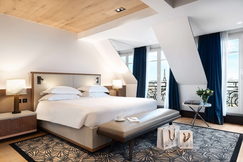 Eiffel Tower Suite
