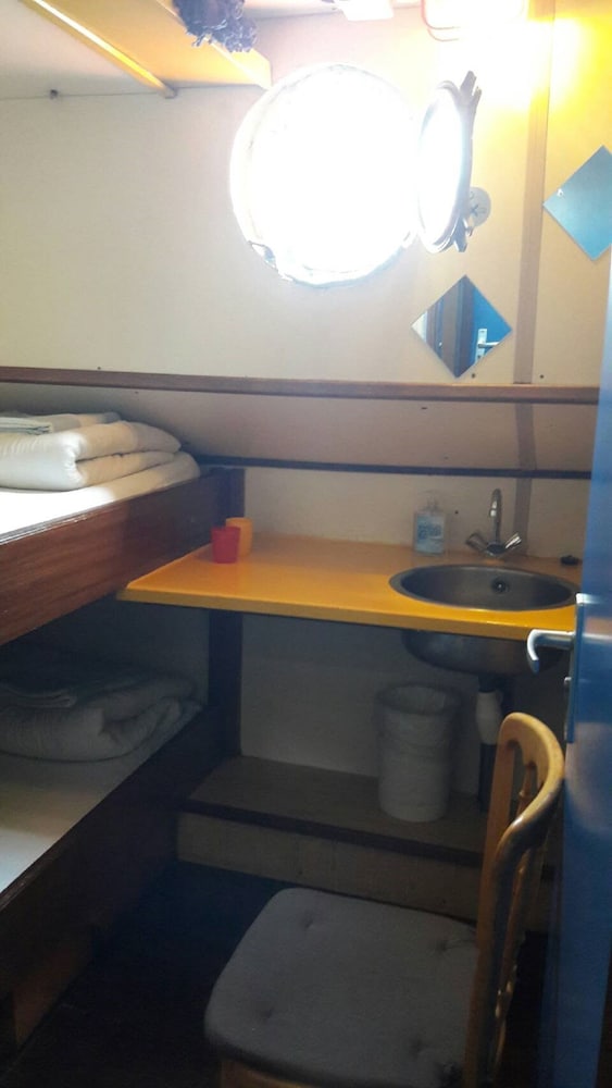 Basic Twin Room, Shared Bathroom photo 2