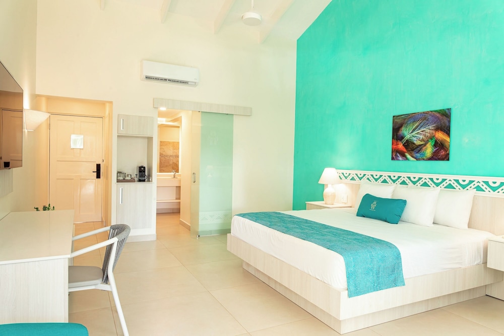 Premium Tropicana King Bed with Jacuzzi