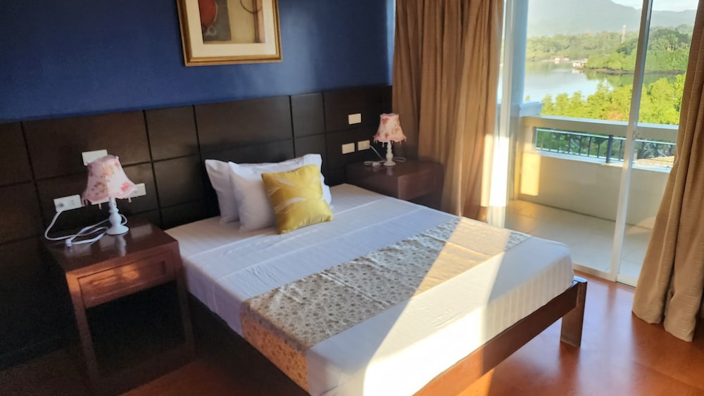 Deluxe Single Room, 1 Queen Bed, Ocean View photo 2