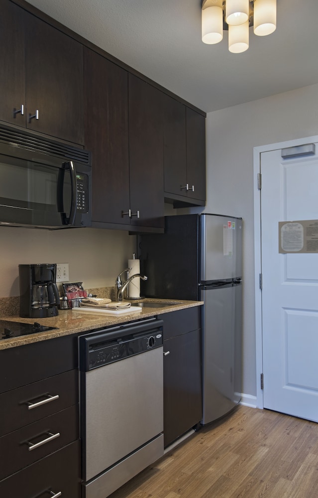 Studio, 1 Queen Bed (Mobility/Hearing Access, Roll-In Shwr) - Photo 3