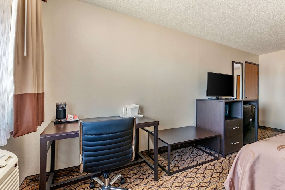Standard Room, Multiple Beds, Non Smoking (Pull out Sofa, Table and Chairs) photo 3