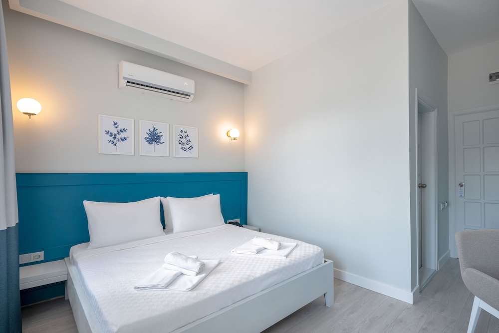 Standard Double Room, Partial Sea View - Photo 3