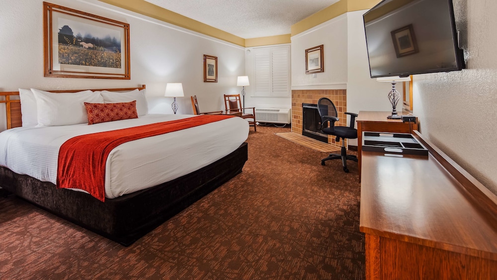 Standard Room, 1 King Bed, Non Smoking, Fireplace - Photo 3