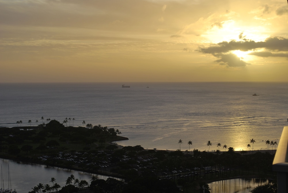 Superior Room, Ocean View (Waikiki Tower) - Photo 14