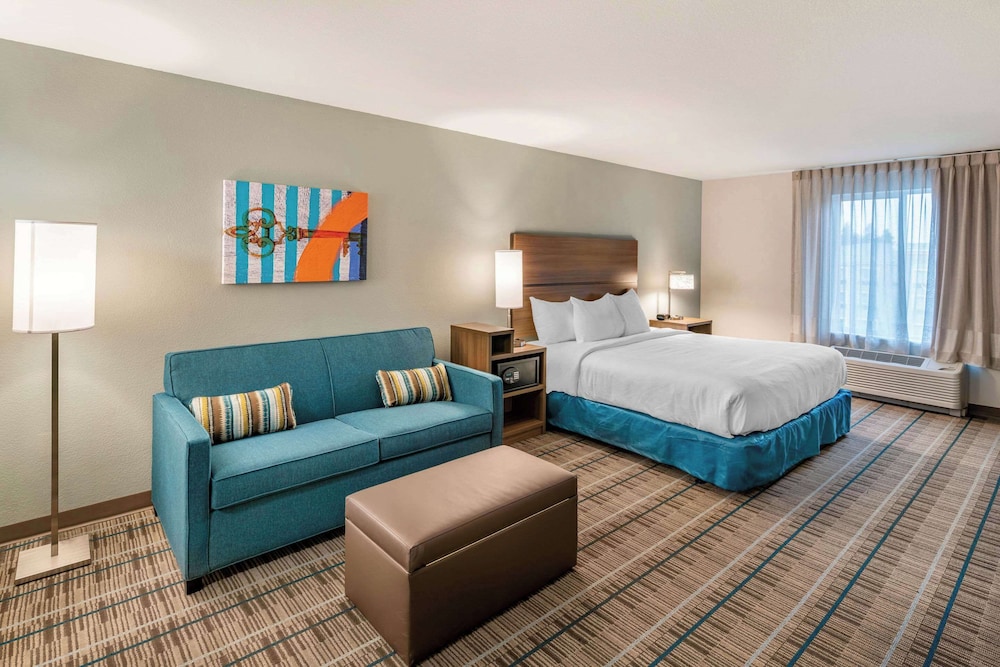 Suite, 1 King Bed, Accessible, Non Smoking - Photo 2