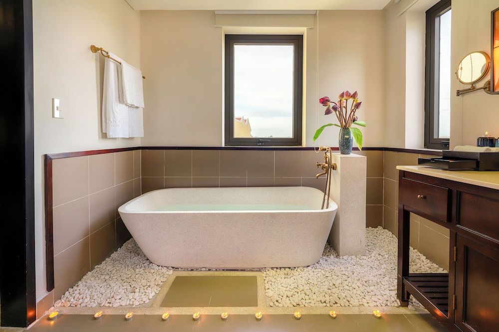 Signature Suite Room with Large Balcony photo 3