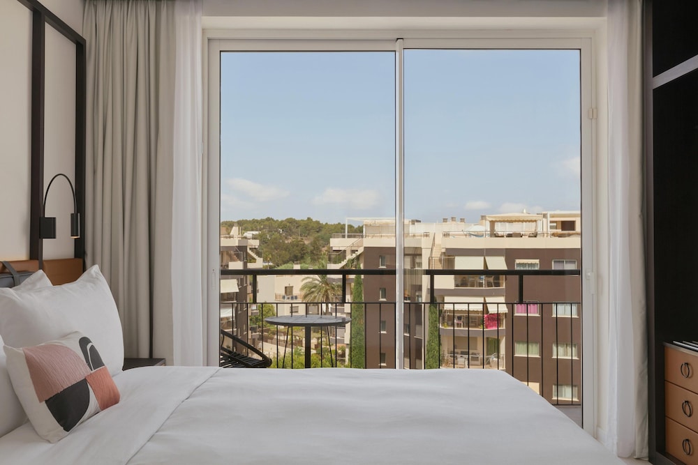 Deluxe Room, 1 King Bed, Balcony - Photo 5