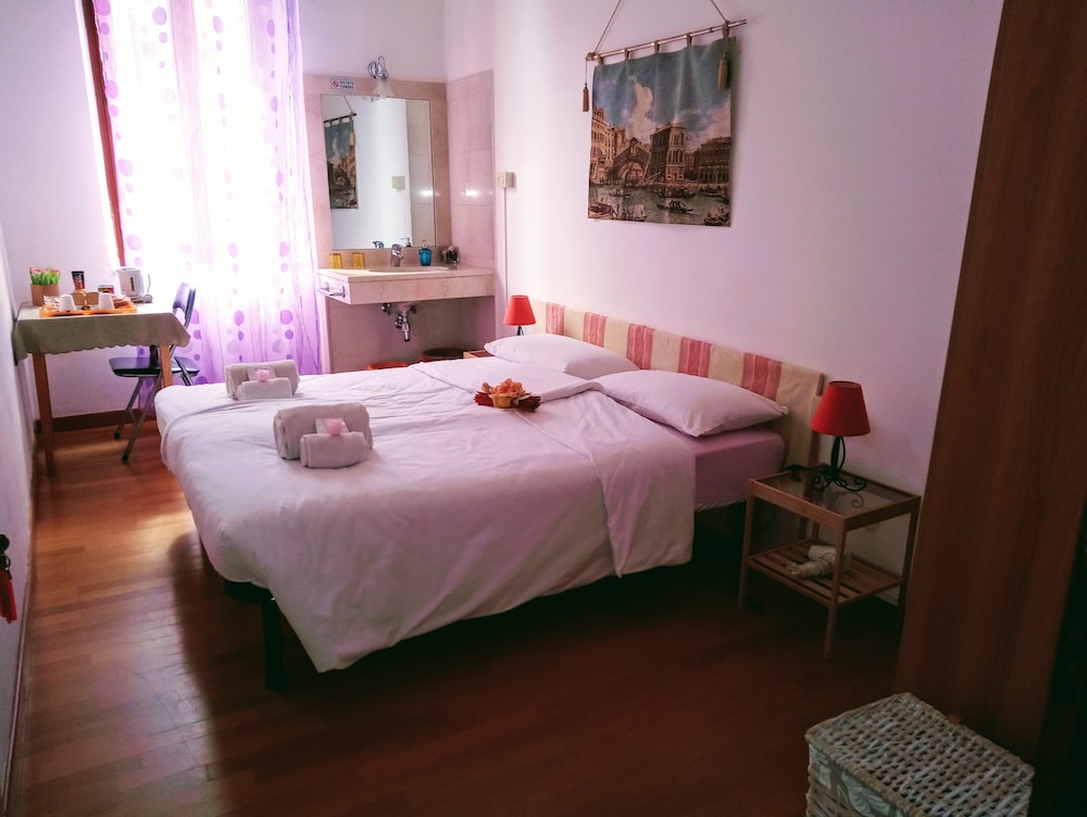 Standard Double or Twin Room, Shared Bathroom photo 1