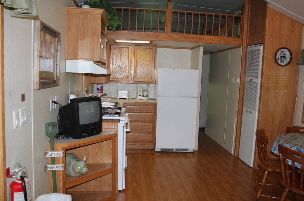 Park Model  Sleeps 6 No Pets Permitted photo 2