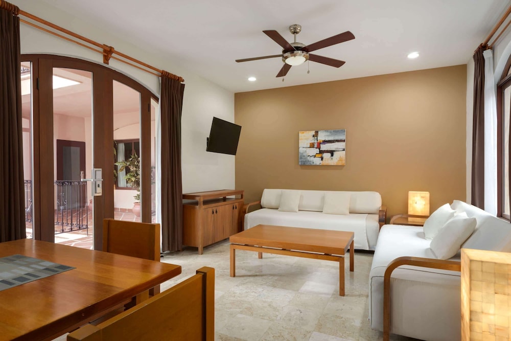 Suite, 1 Bedroom - Photo 6