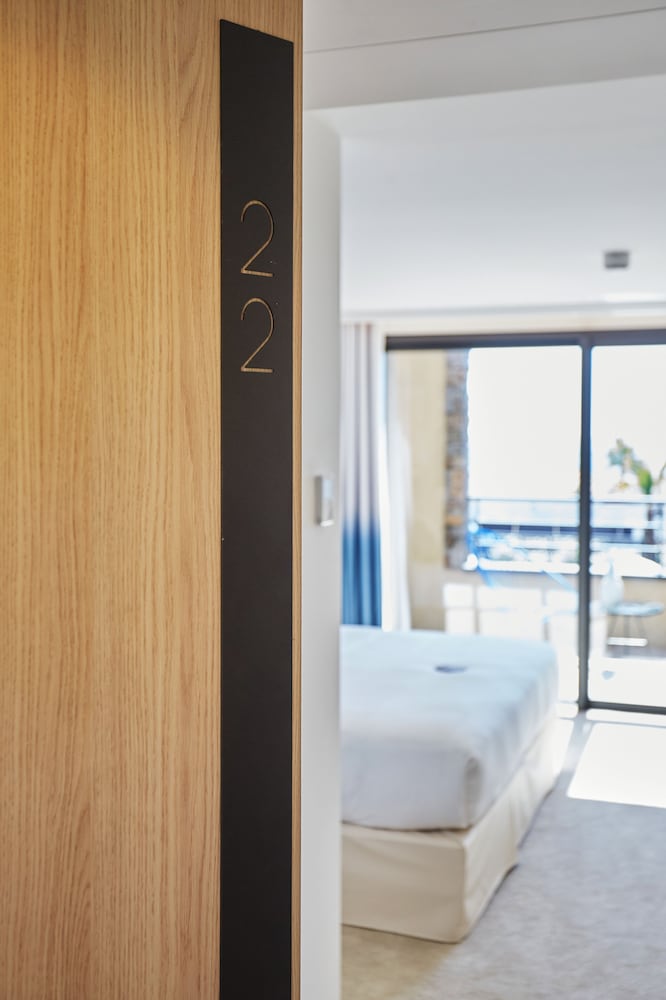 Deluxe Room, 1 King Bed, Sea View - Photo 5