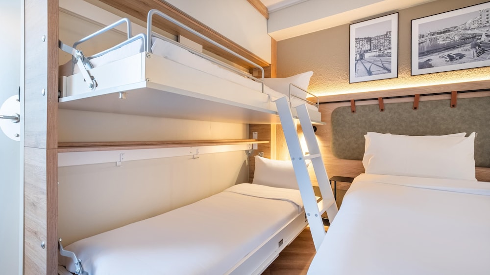 Standard Room, Multiple Beds - Photo 3