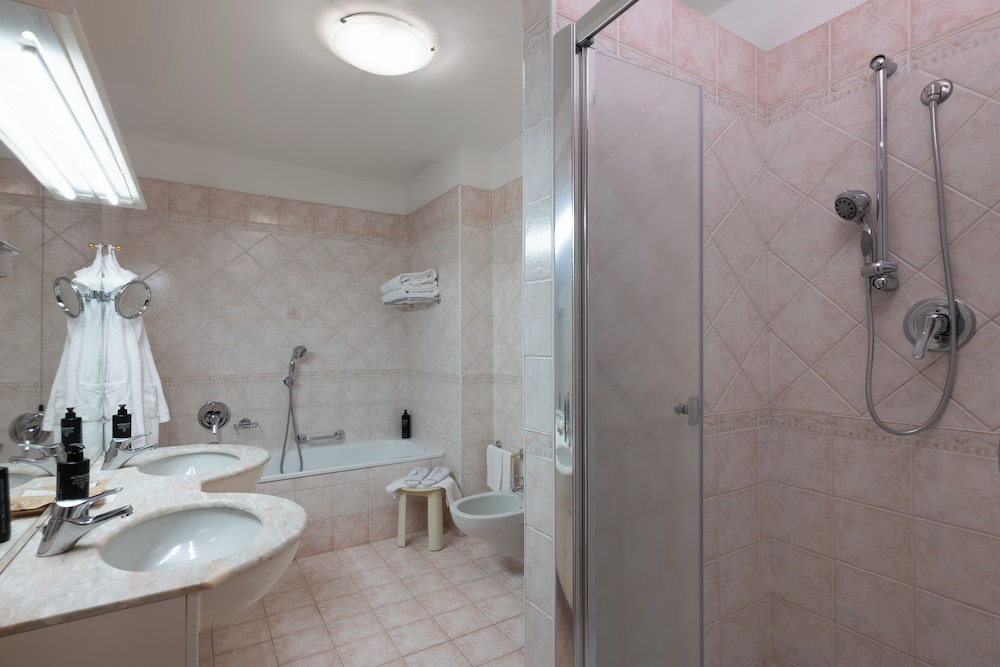 Deluxe Room - Photo 14