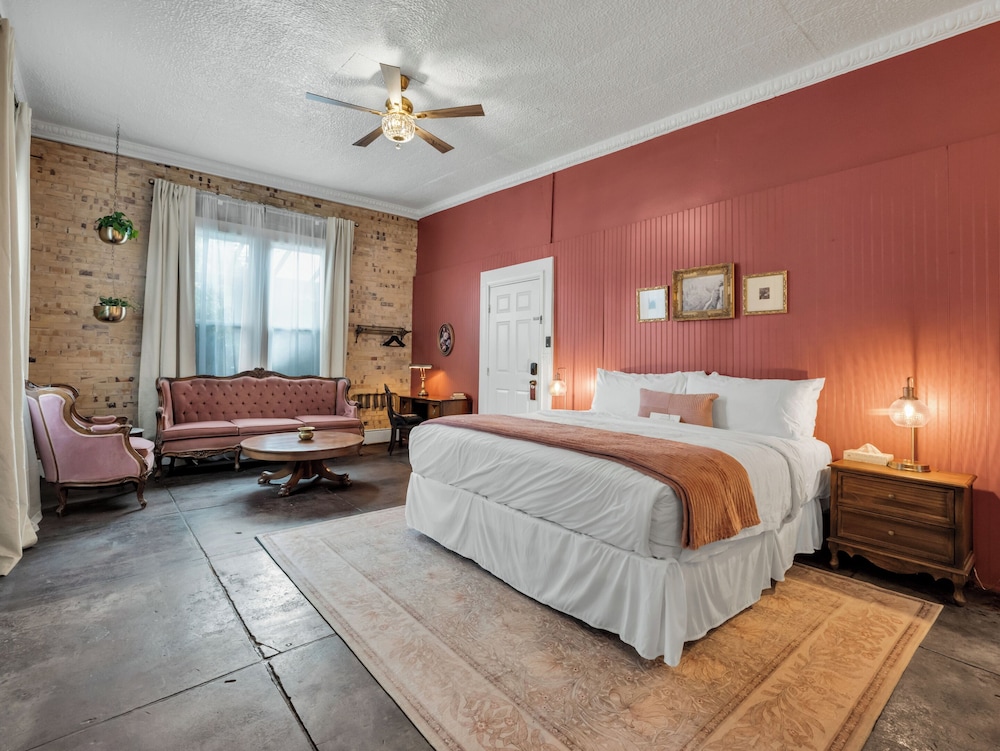 Carriage House Room 3 photo 2