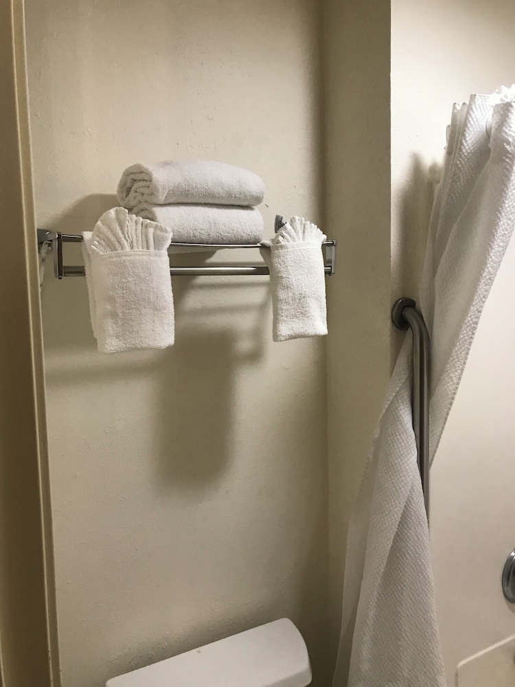 Basic Room, 1 Queen Bed, Non Smoking - Photo 3