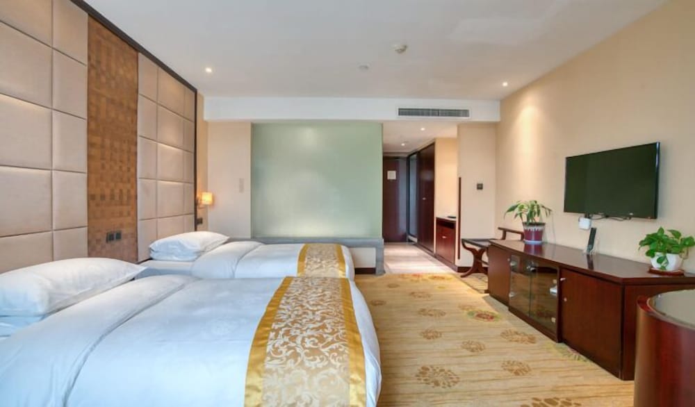 Elegant Twin Room photo 2