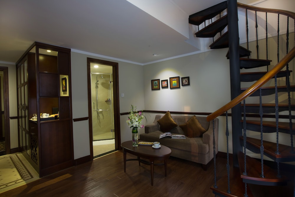 Duplex Suite, 1 king bed thumbnail 6