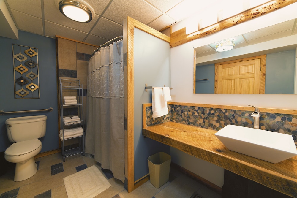 Deluxe Double Room, 2 Queen Beds, Accessible, Private Bathroom (Pet Friendly) photo 3