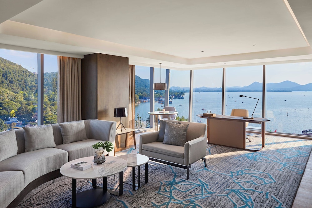 Executive Suite, 1 King Bed - Photo 1