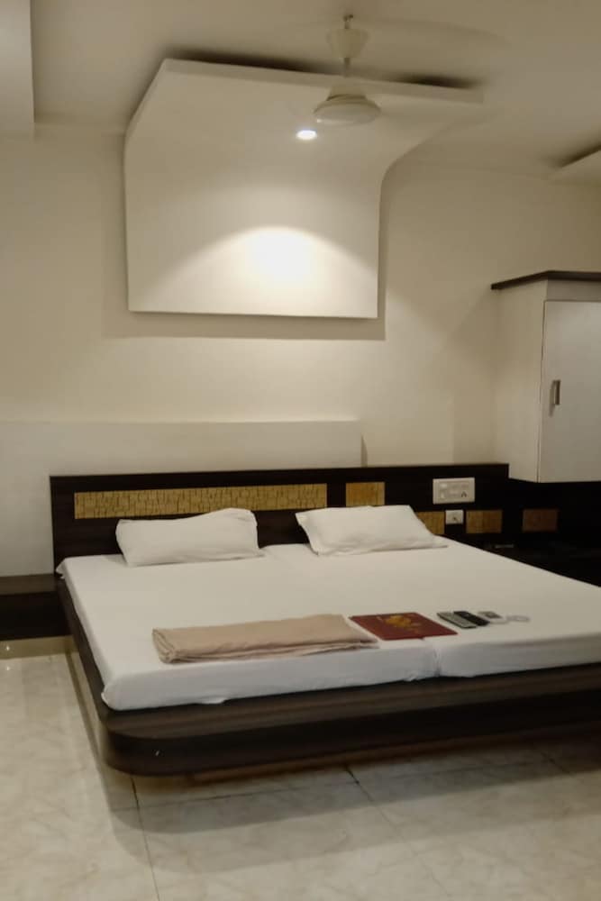 Deluxe Room - Photo 10