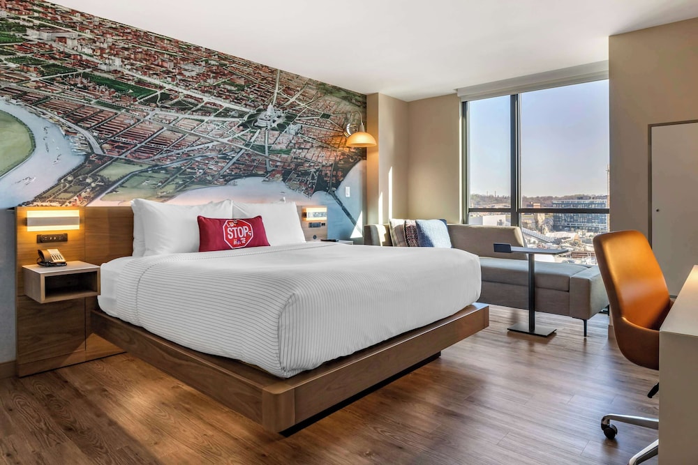 Deluxe Room, 1 King Bed, Non Smoking - Photo 2