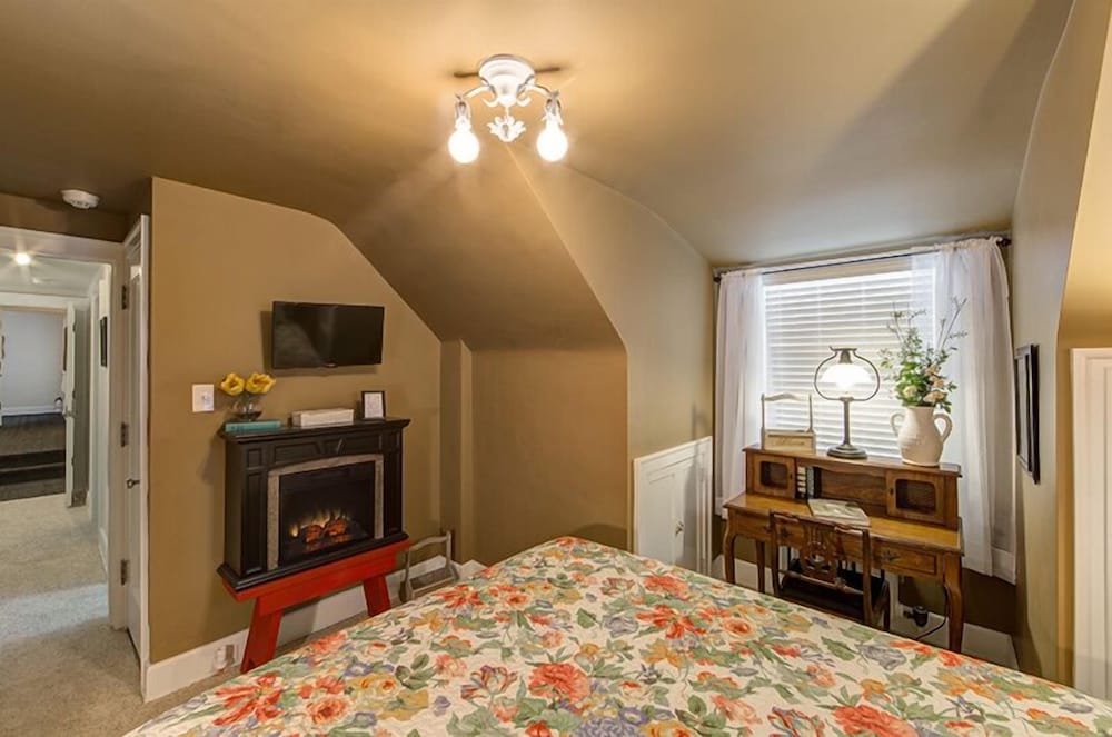 Room, 1 Queen Bed (Secret Garden) photo 1