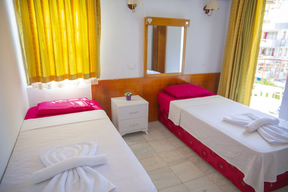 Economy Twin Room photo 2