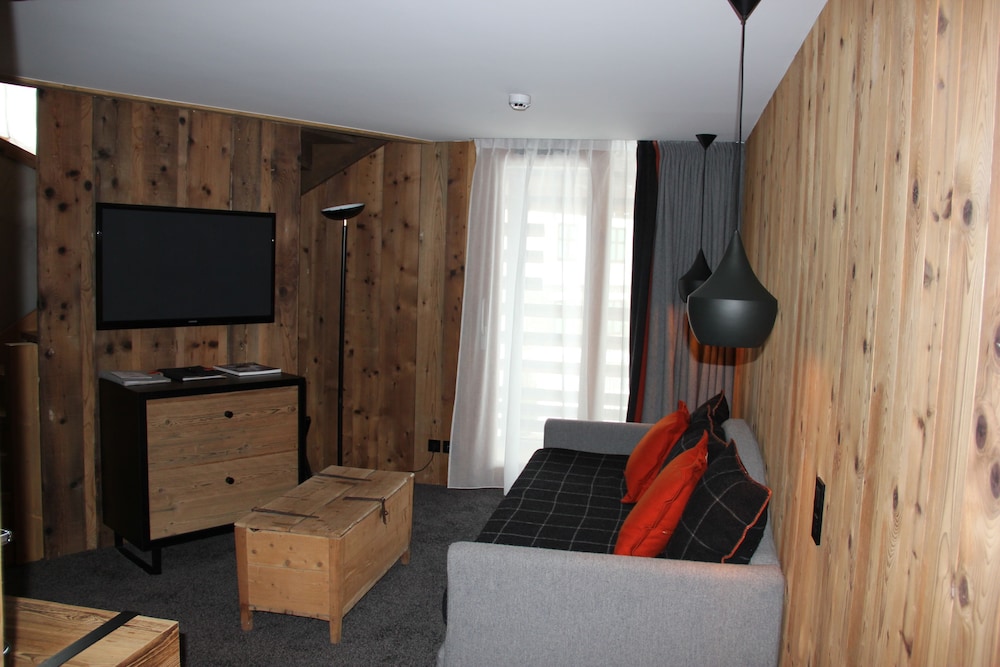 Deluxe Suite - Photo 13