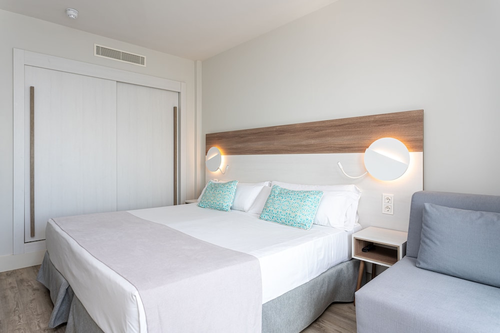 Premium Room, Sea View (2 adults + 1 Child) - Photo 2