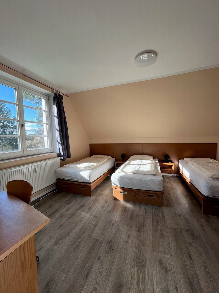 Basic Apartment, 3 Twin Beds, Kitchen, City View
