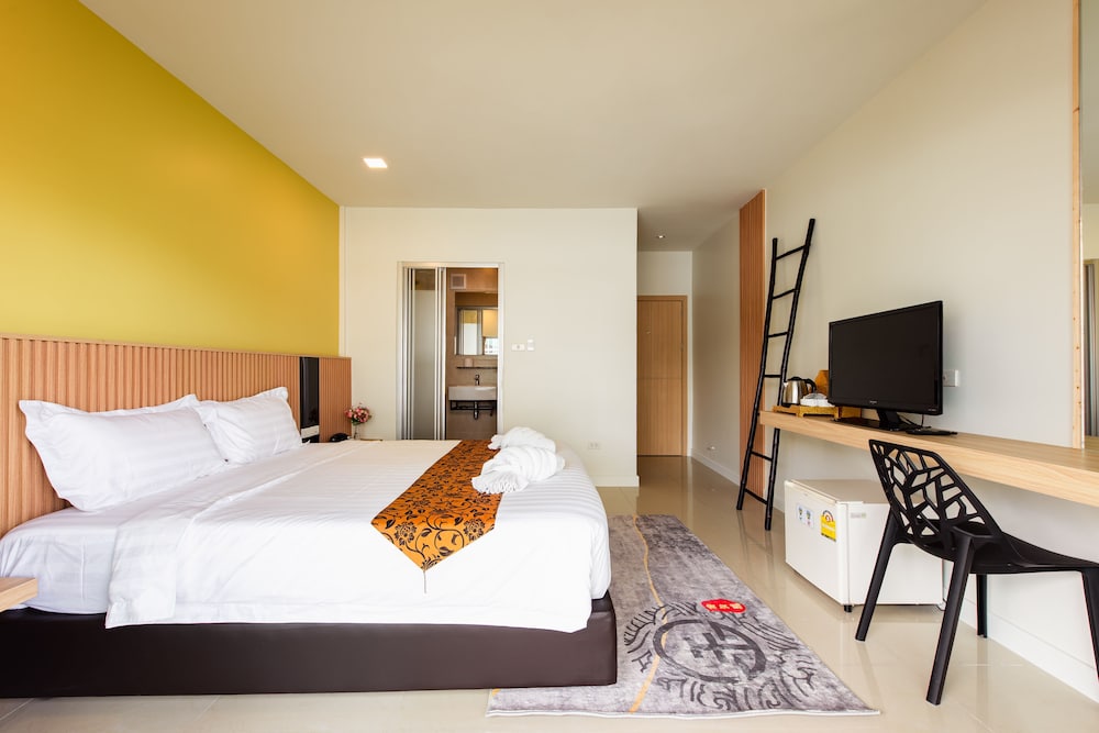 Deluxe Room, Balcony (Non-smoking) - Photo 4