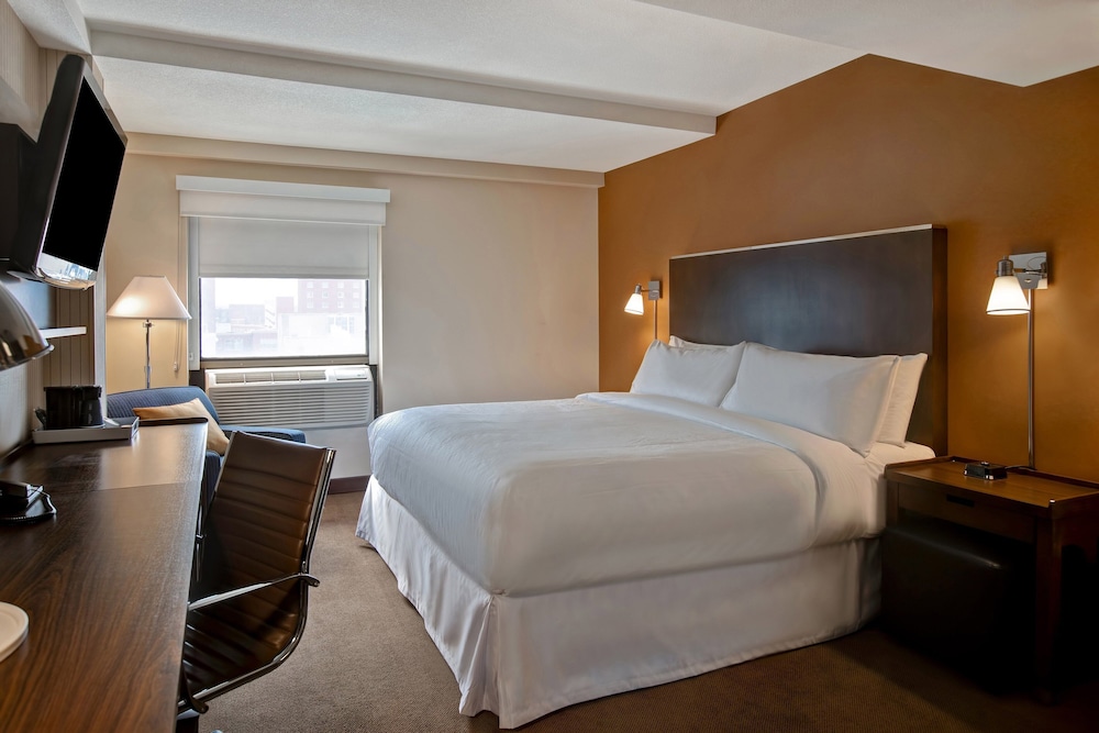 Room, 1 King Bed, Non Smoking, Tower - Photo 2