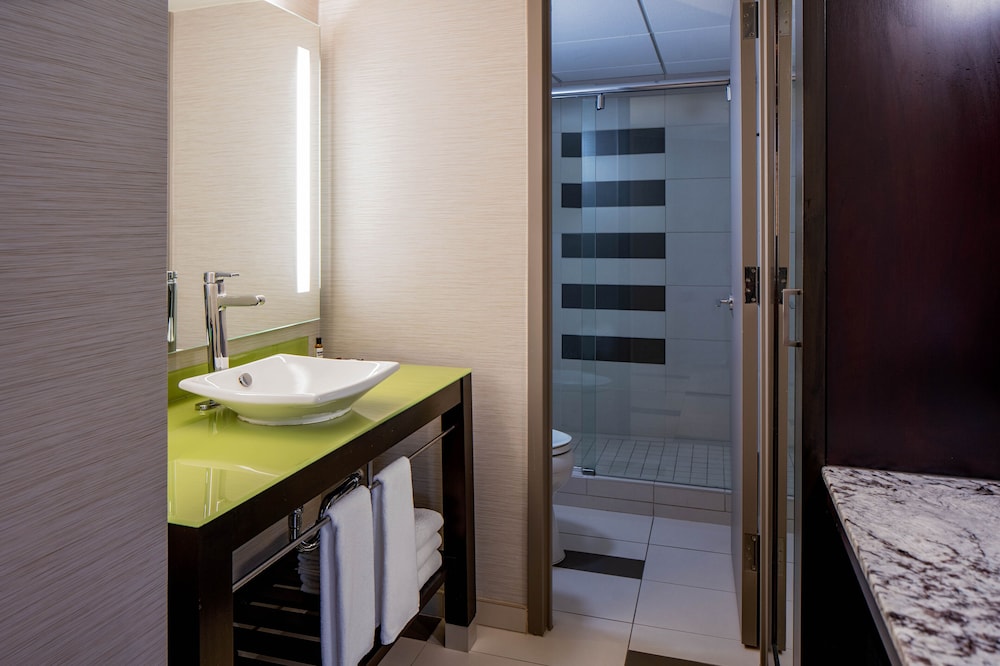 Executive Room, 1 King Bed, Corner - Photo 4