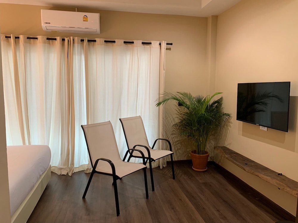 Deluxe Double Room, 1 King Bed, Garden View - Photo 4
