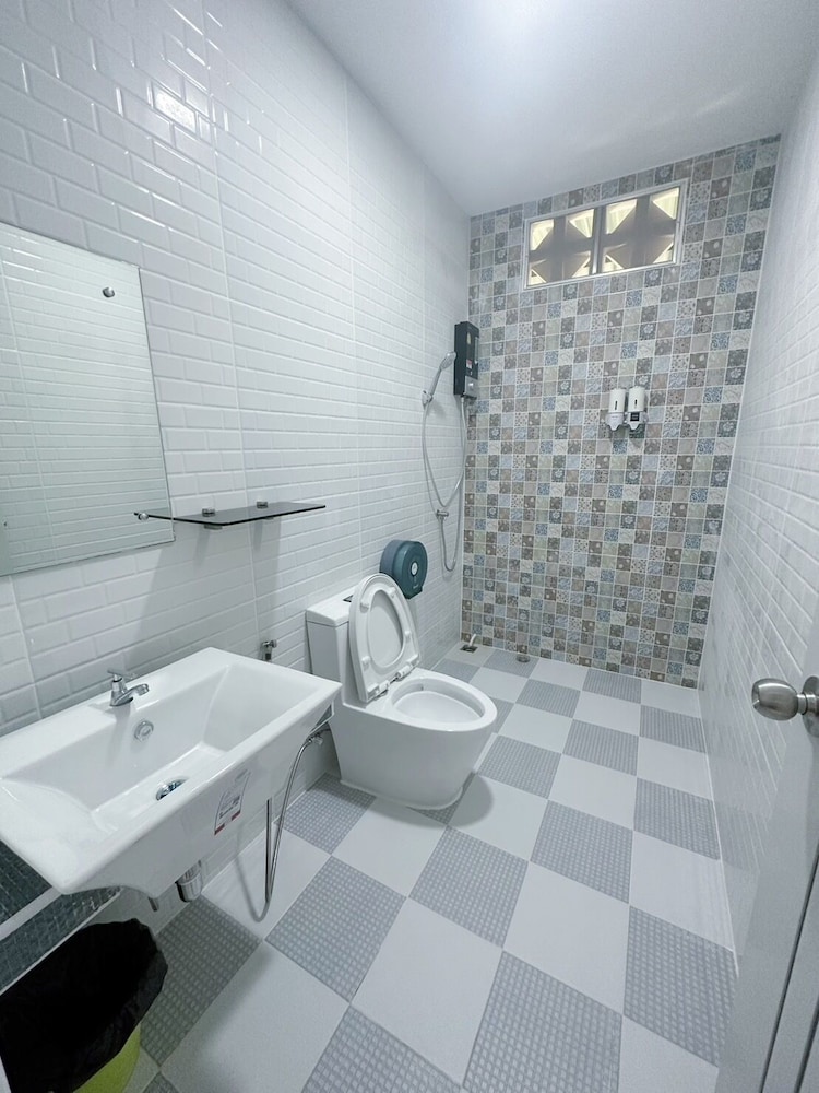 Standard King Room - Photo 7