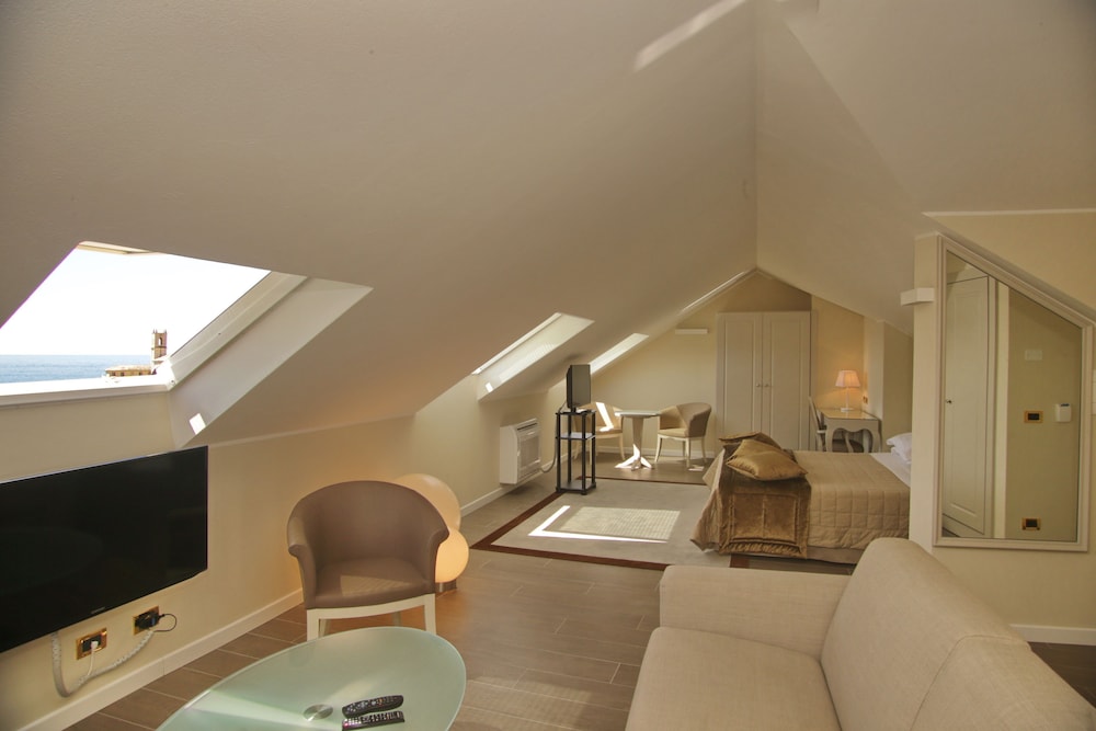 Royal Studio Suite (beach access included) photo 3