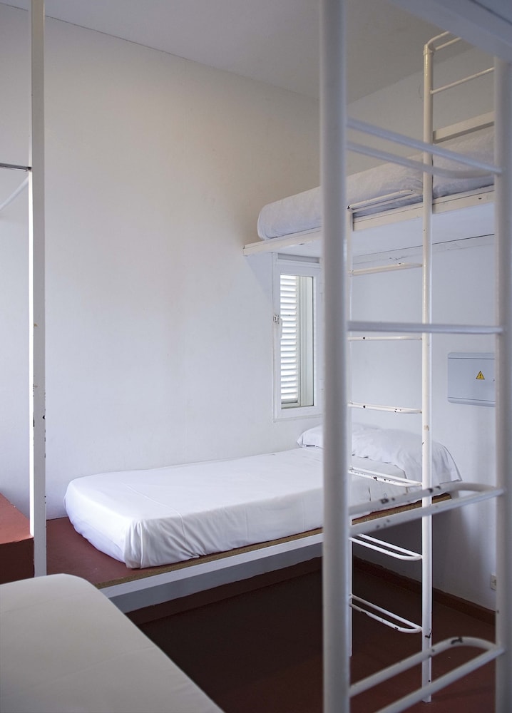 Basic Quadruple Room, Bathtub