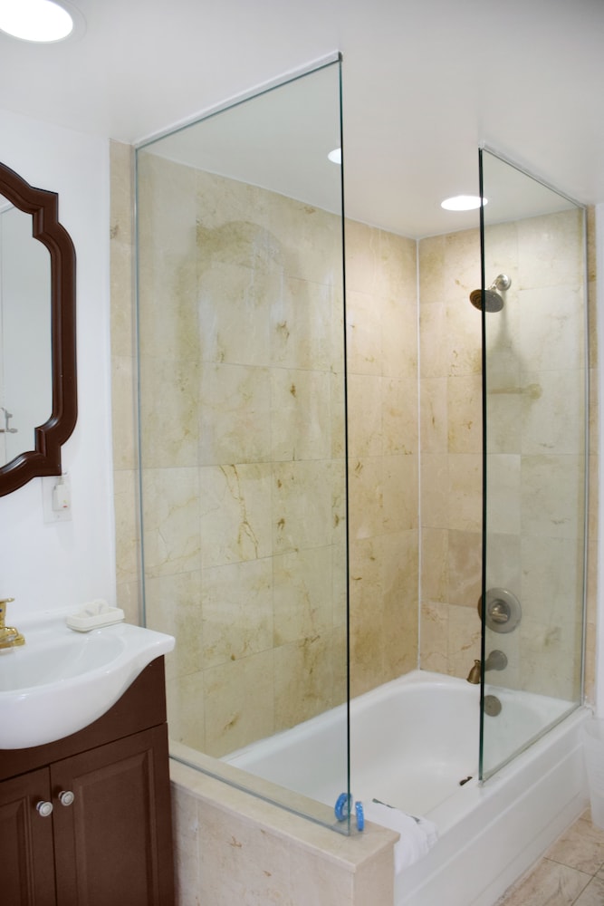 Premium Studio Suite, 2 Queen Beds - Photo 10